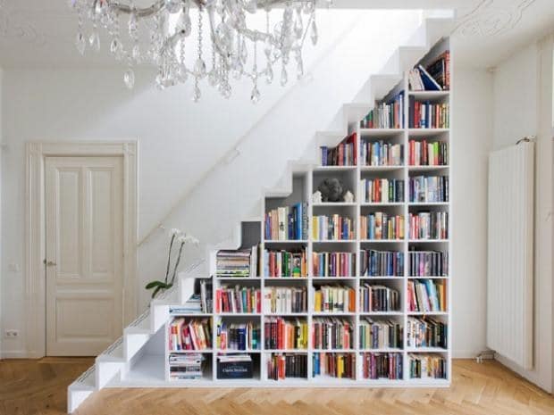 bibliothèque sous escalier