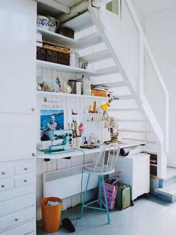 coin dédié à la couture sous escalier