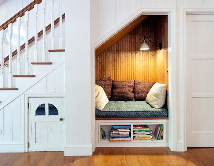 espace chien chat amenagé sous escalier