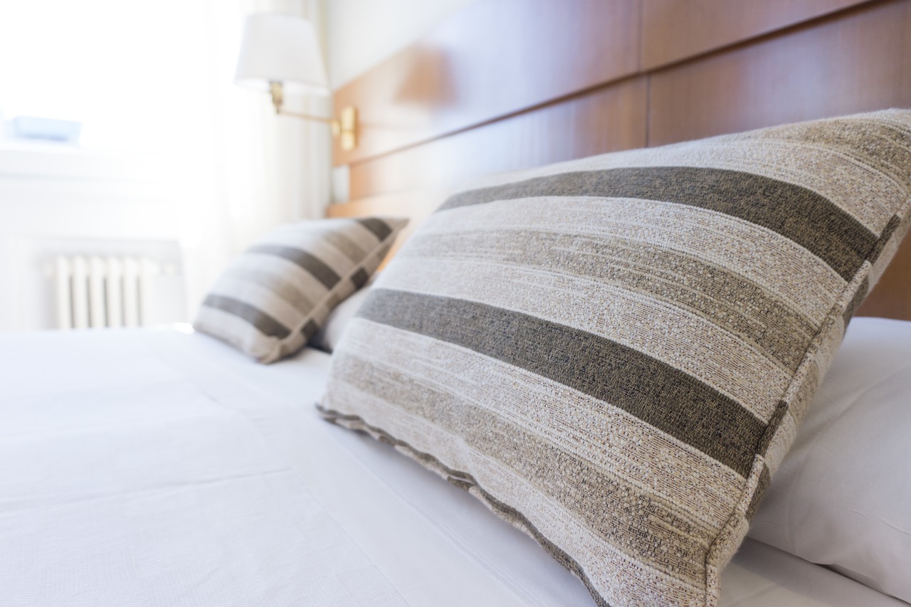coussin sur un lit