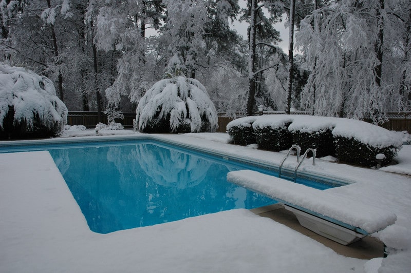 piscine sous la neige