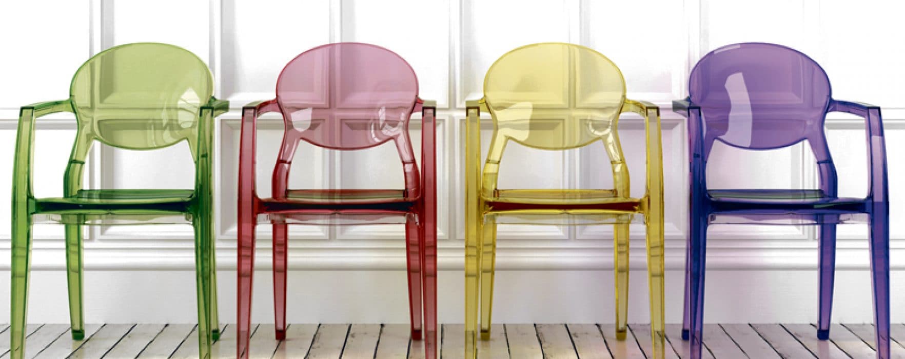 chaises colorées plexiglass