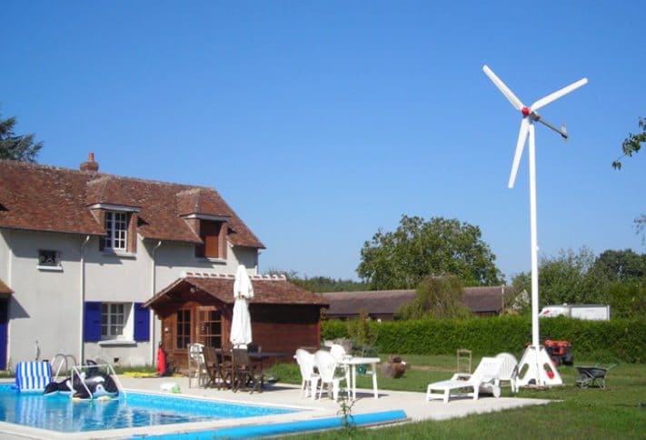 eolienne dans le jardin d'un particulier