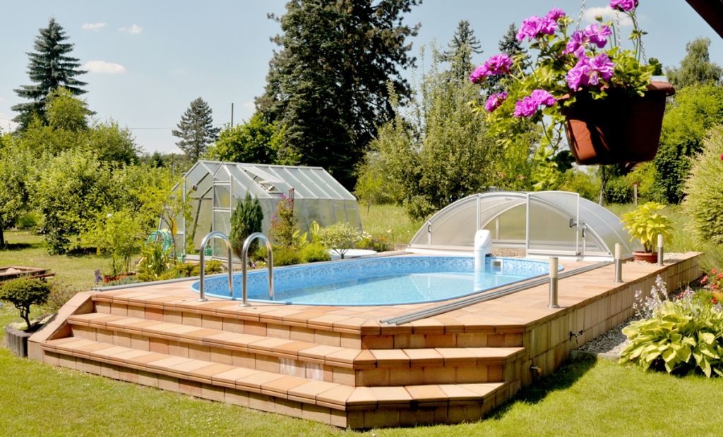 piscine hors sol habillée par un jardin
