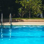 Mieux vaut-il rénover une piscine ancienne ou la changer ? renovation ancienne piscine conseils