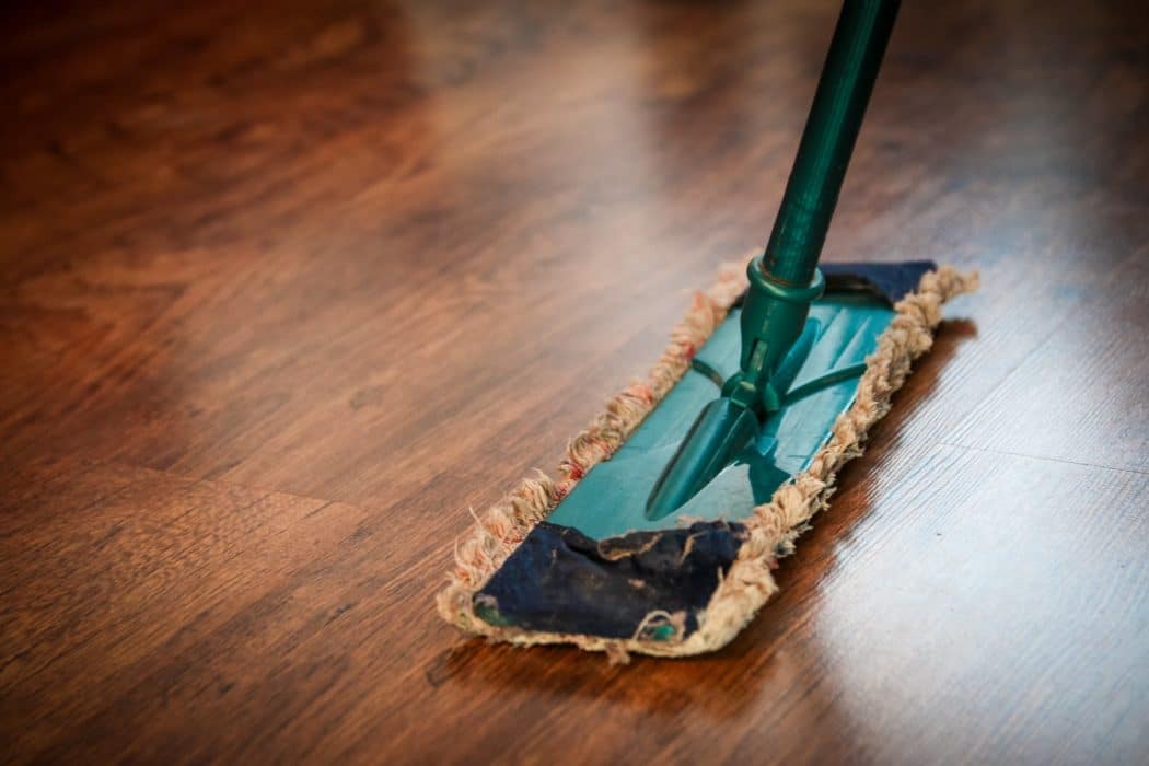 Comment bien nettoyer ses sols après travaux de peinture ou pose de carrelage ?