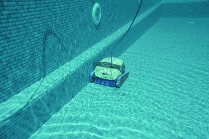 Robot piscine : est-il utile contre l'eau verte ?