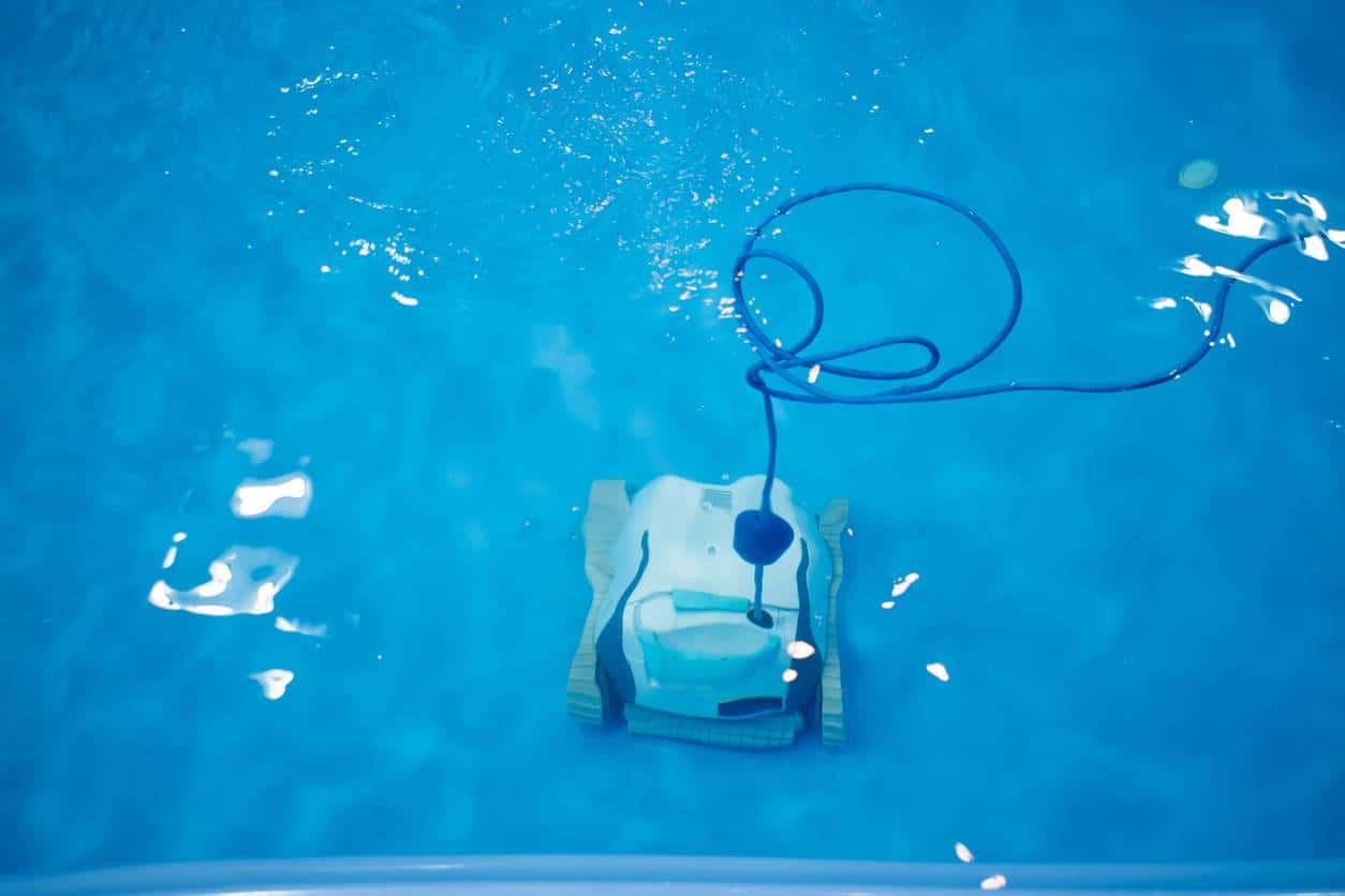 Robot piscine : est-il utile contre l'eau verte ?