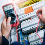 Rénovation : pourquoi faire appel à un électricien plutôt que gérer soi-même ? faire appel électricien travaux rénovation