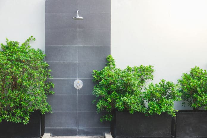 Comment bien choisir une douche d'extérieur