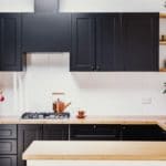 Une cuisine en noir avec du bois : comment adopter la tendance?