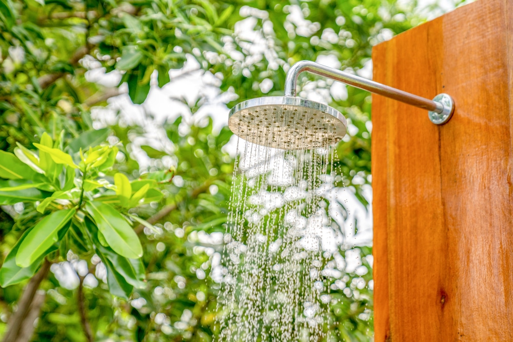 une douche d'extérieur 