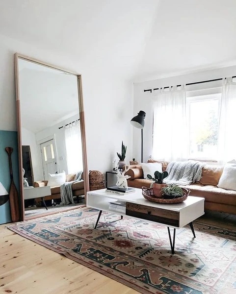 miroir géant dans un salon
