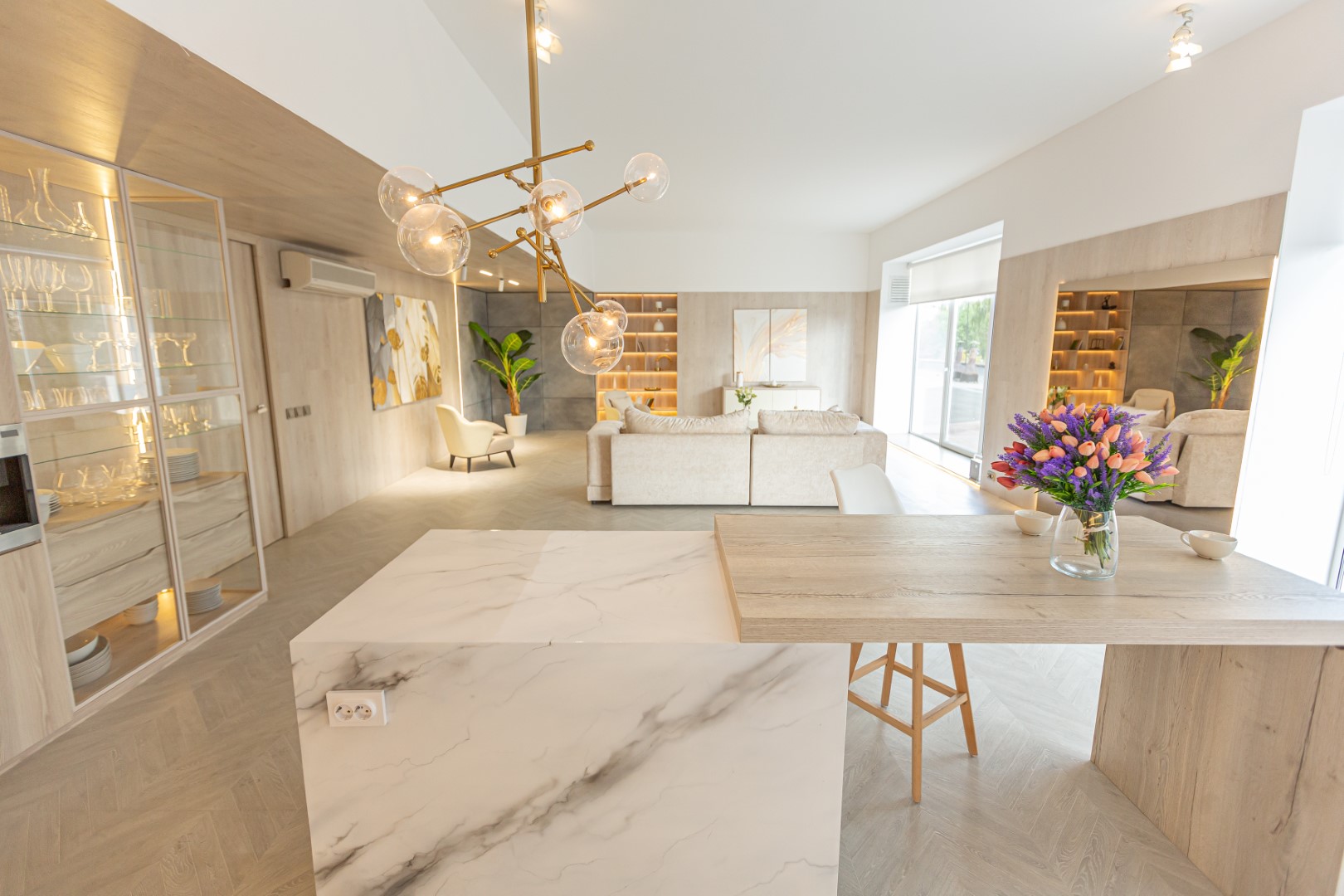 salon avec luminaires modernes
