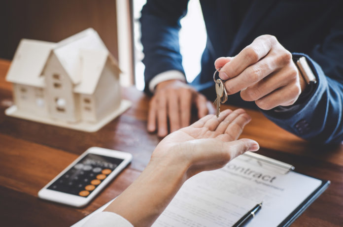 Gestion locative : gérer soi-même ou se tourner vers une agence ?