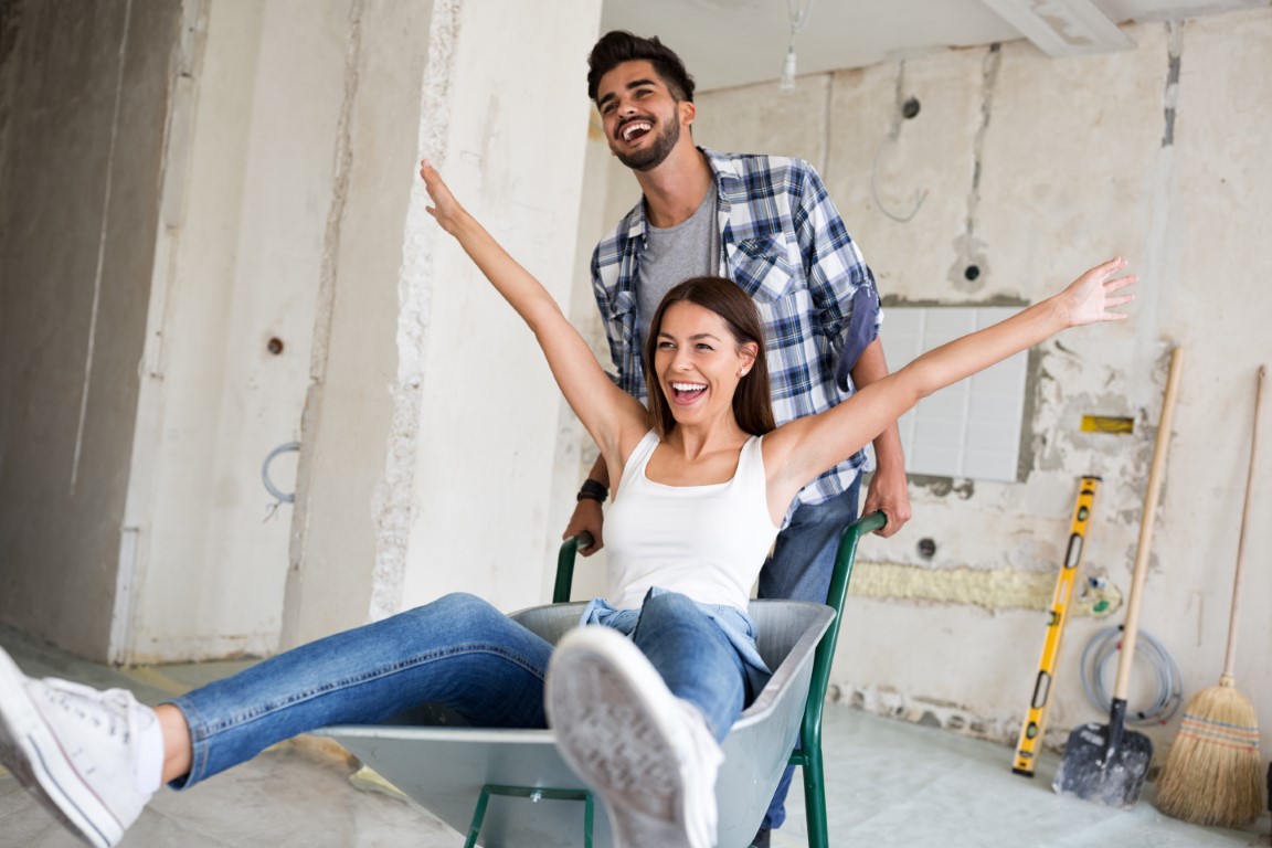 couple qui fait réalisé la rénovation de son appartement