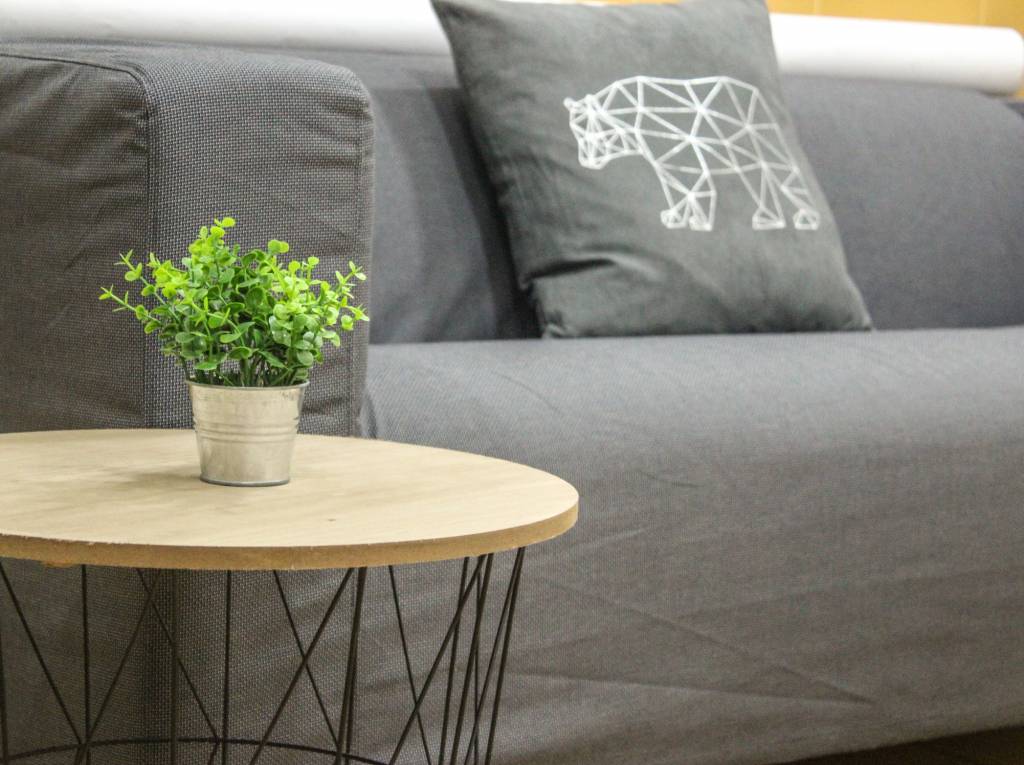 canapé et table d'appoint pour une décoration scandinave