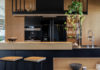 Devis cuisine en ligne : 5 astuces pour choisir le bon cuisiniste cuisine bois et noir chic