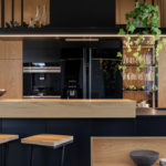 Devis cuisine en ligne : 5 astuces pour choisir le bon cuisiniste cuisine bois et noir chic