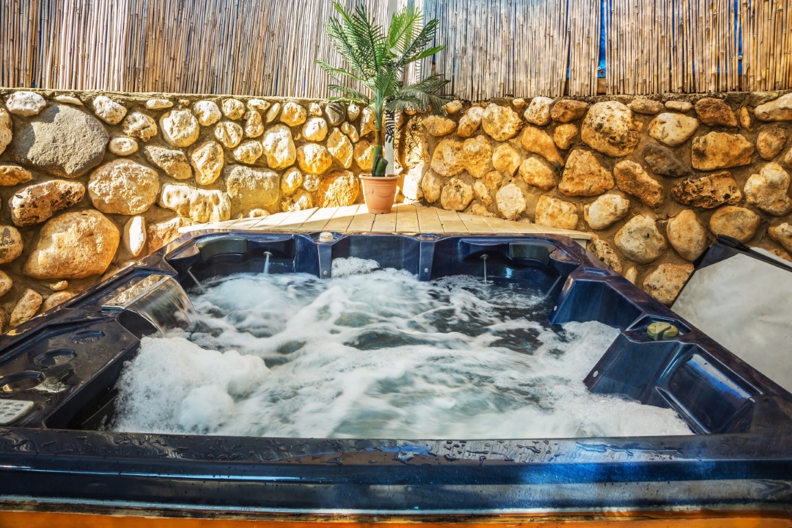 eau qui bouillone dans un spa