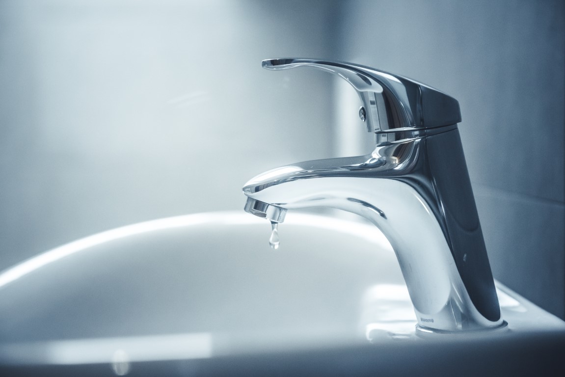 robinet installé sur le lavabo