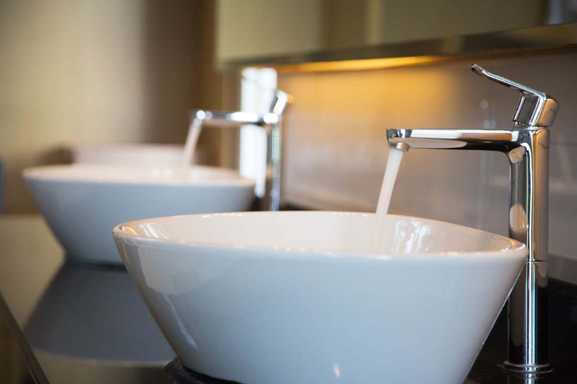 robinets à côté du lavabo