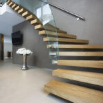 Comment choisir un escalier ? escalier bois garde corps verre