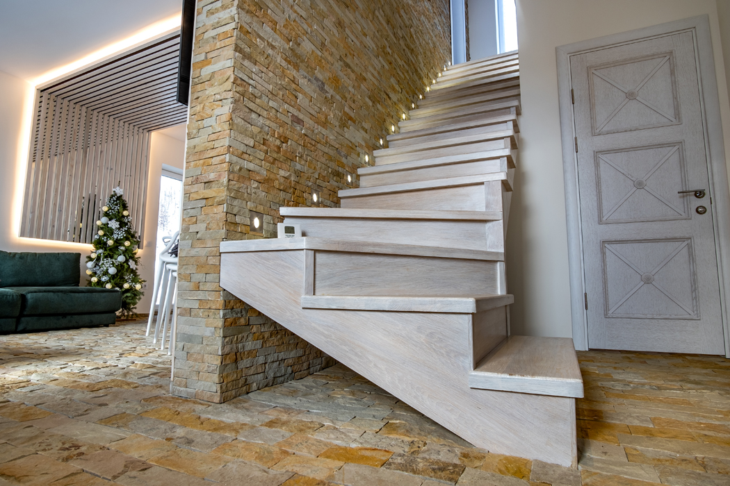 escalier et mur pierre