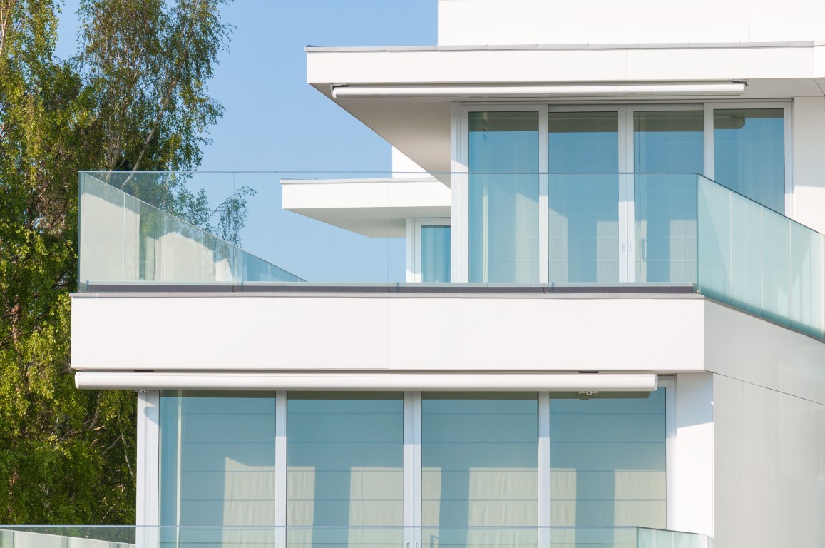 magnifique garde corps en verre sur une terrasse