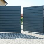 Portail battant ou coulissant ? portail aluminium gris battant