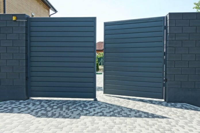 portail aluminium gris battant