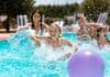 Comment bien profiter d’une piscine quand on a des enfants ? famille qui se baigne dans leur piscine