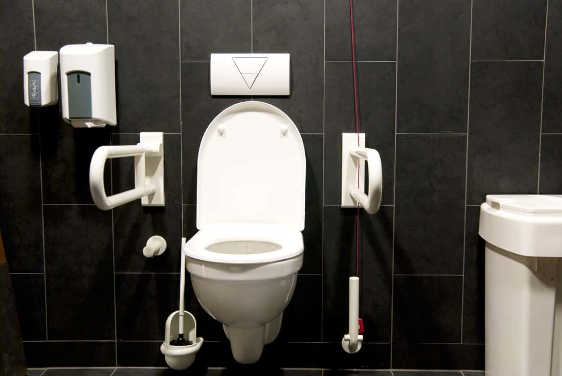 salle de bain équipée de toilettes PMR