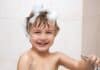 Alternatives aux savons et shampooings classiques : où en est-on ? enfant qui se lave avec de la mousse