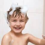 Alternatives aux savons et shampooings classiques : où en est-on ? enfant qui se lave avec de la mousse