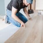 Qu’est-ce que le parquet flottant et comment le poser ? poser du parquet flottant chez soi étapes faciles