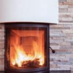 Nos idées déco pour installer un poêle à bois chez soi poele à bois noir sur pan de mur pierres