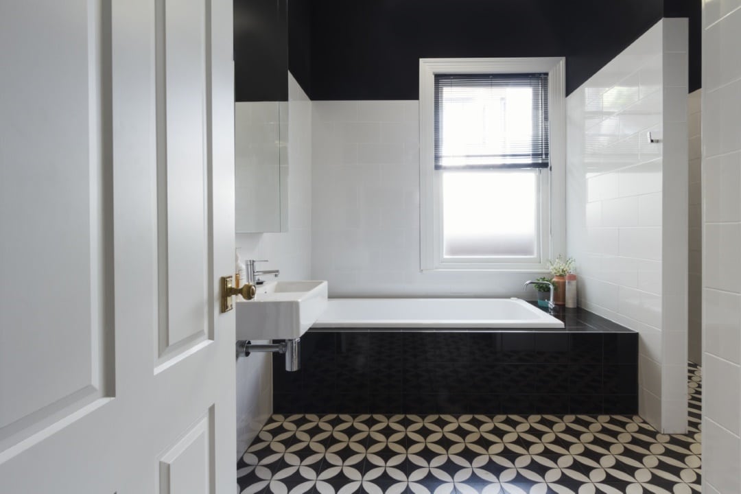 salle de bain noir blanc vintage mueosaiq