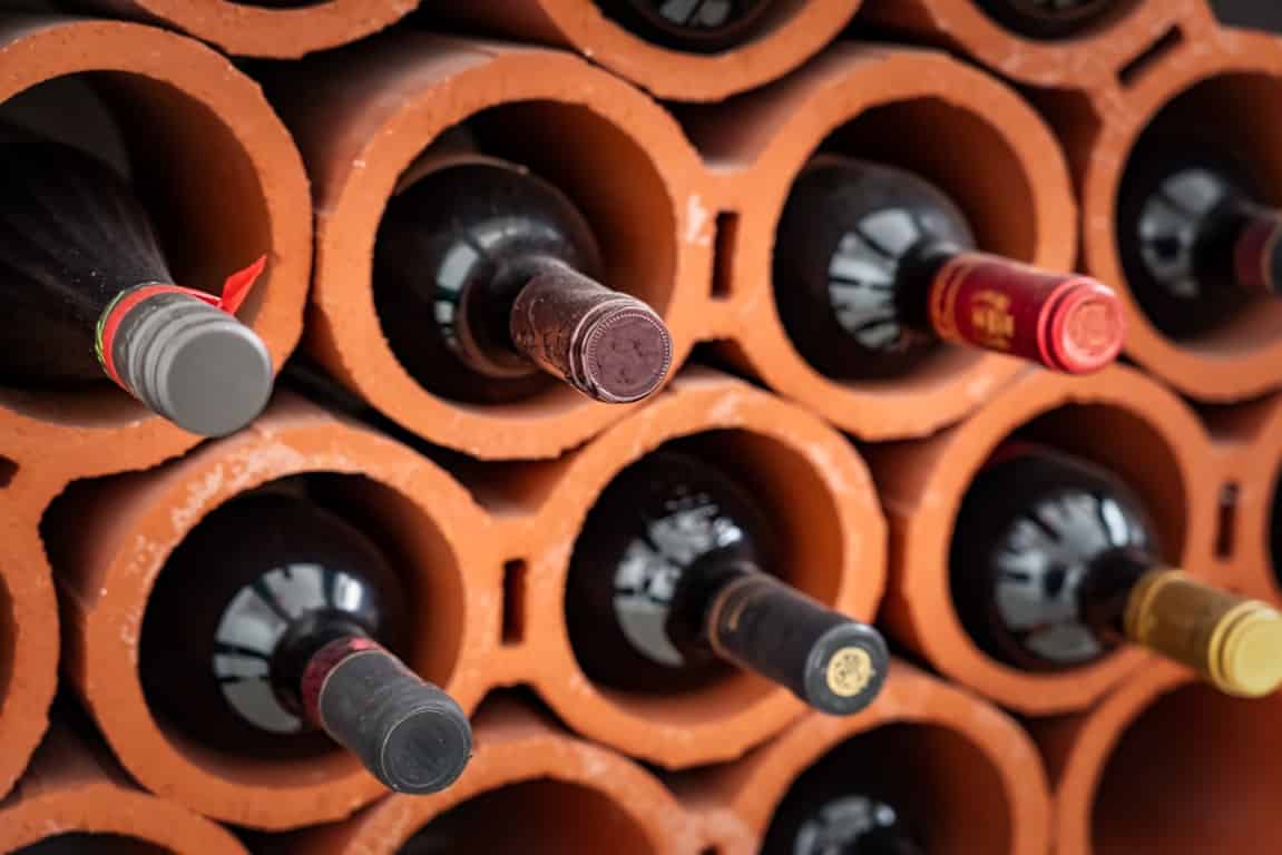 bouteilles de vin bien rangées dans leur casier