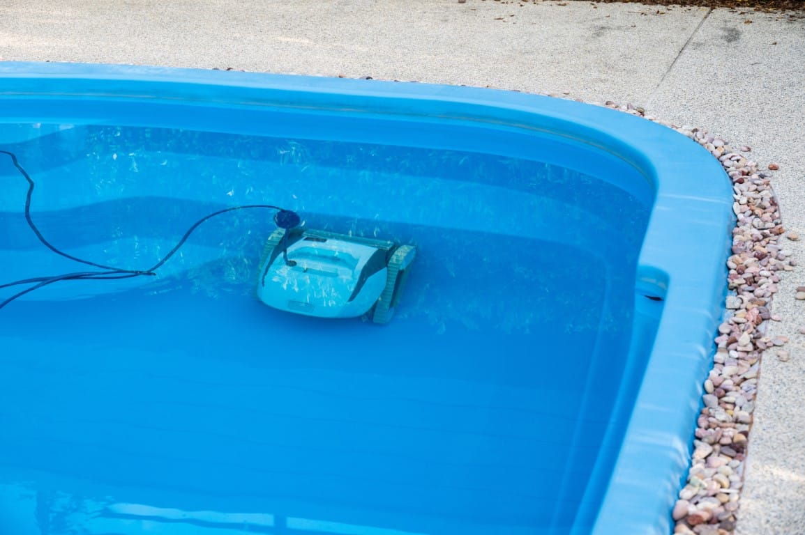 robot de piscine électrique dans une piscine hors sol