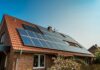 L’impact de la pose de panneaux solaires sur la valeur de votre propriété panneau solaire maison tuiles installation
