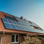 L’impact de la pose de panneaux solaires sur la valeur de votre propriété panneau solaire maison tuiles installation