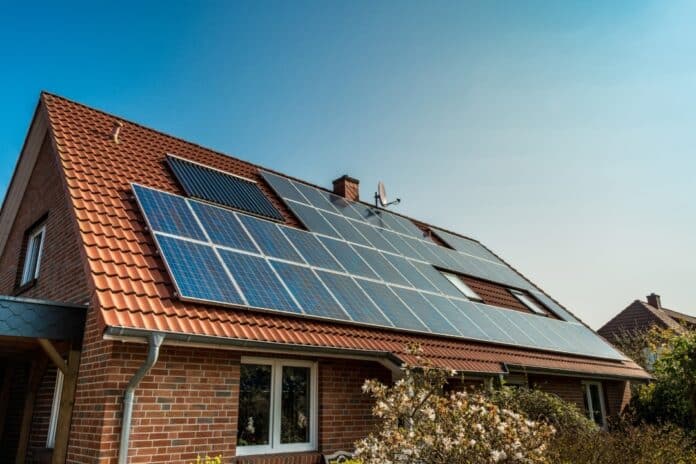 panneau solaire maison tuiles installation