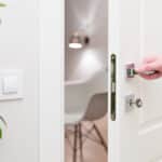 Porte qui grince : comment régler le problème une fois pour toute ? Porte qui grince comment régler le problème une fois pour toute