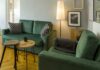 La tendance de la déco en velours s’invite chez vous ! salon avec une déco en velours