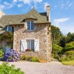 Comment s’inspirer du cottage anglais pour donner du cachet à une maison ancienne façade pierres cottage anglais