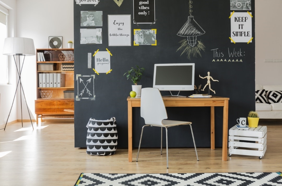 bureau style scandinave mur noir