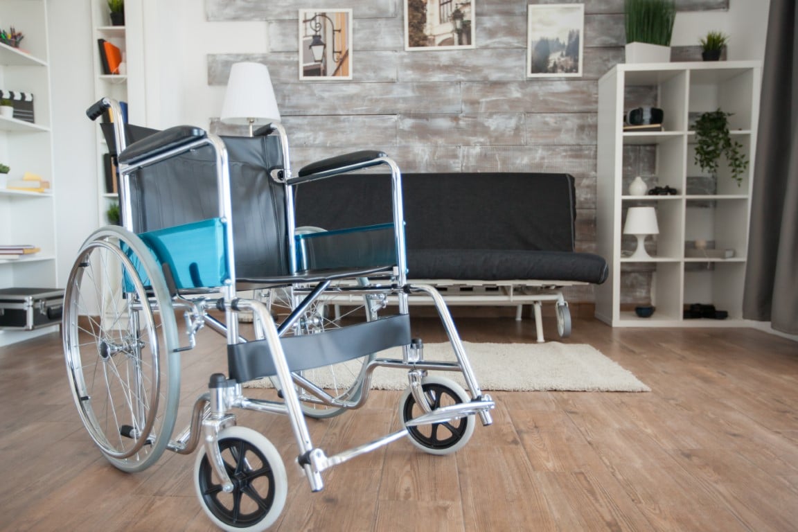 fauteuil roulant dans le salon