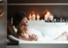 Confort hivernal : Comment une baignoire peut rendre les soirées froides plus agréables femme qui prend un bain lors d'une soirée froide