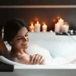 Confort hivernal : Comment une baignoire peut rendre les soirées froides plus agréables femme qui prend un bain lors d'une soirée froide